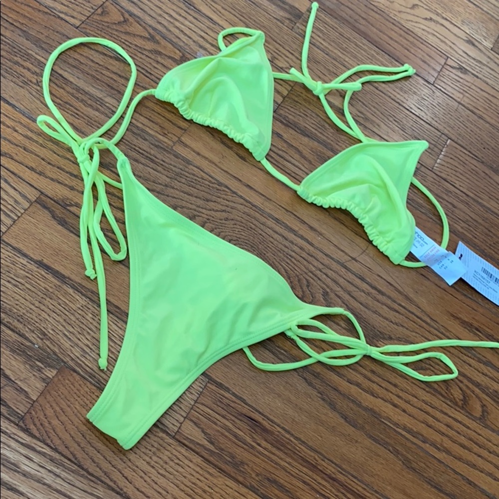 Neon yellow bikini 💚